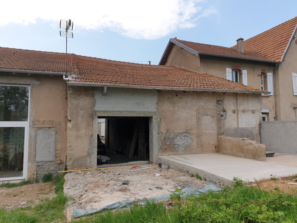 Maçonnerie de parpaing au dessus d'une ouverture de porte de garage récemment crée