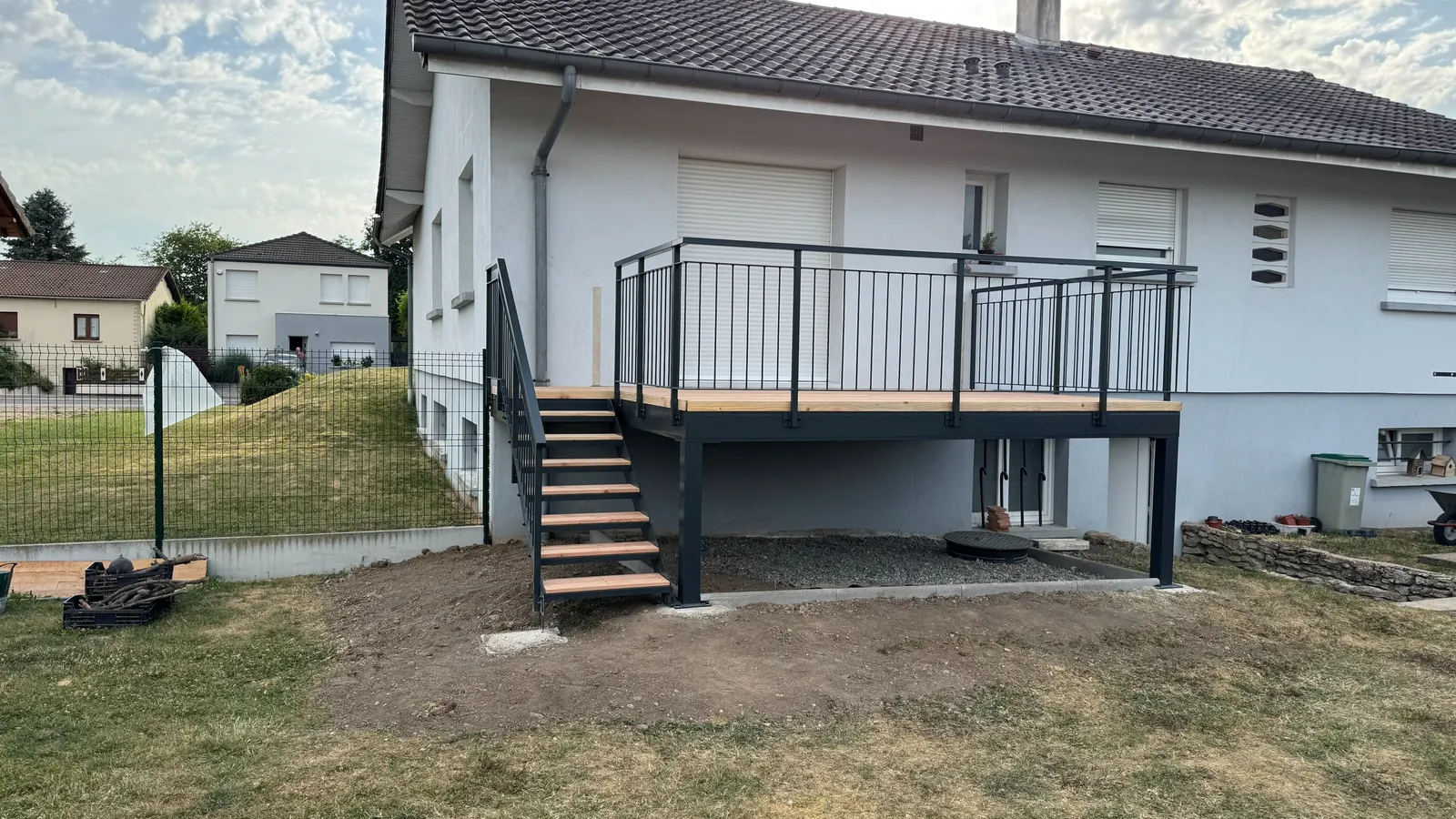 Vue d'ensemble de la terrasse sur pilotis intégrée au pavillon de Roupeldange