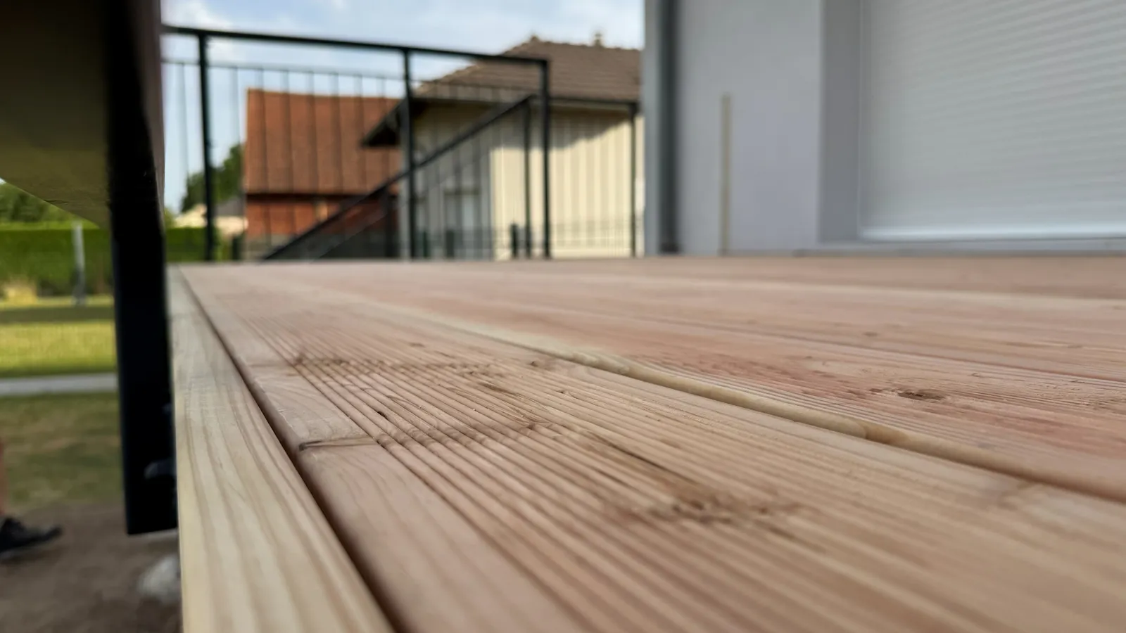 Détail du platelage en douglas brut de la terrasse de Roupeldange