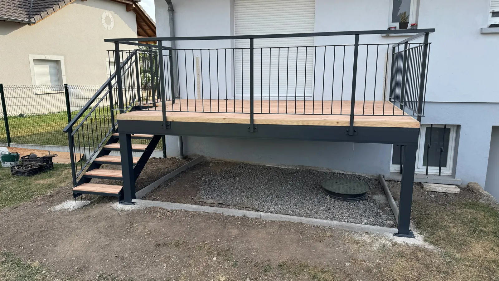 Structure acier thermolaquée de la terrasse de Roupeldange, poteaux sur platines et dessous dégagé