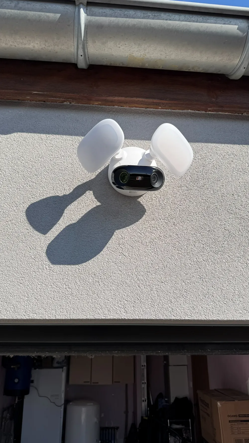 Caméra extérieure à projecteurs LED installée au-dessus de la porte de garage