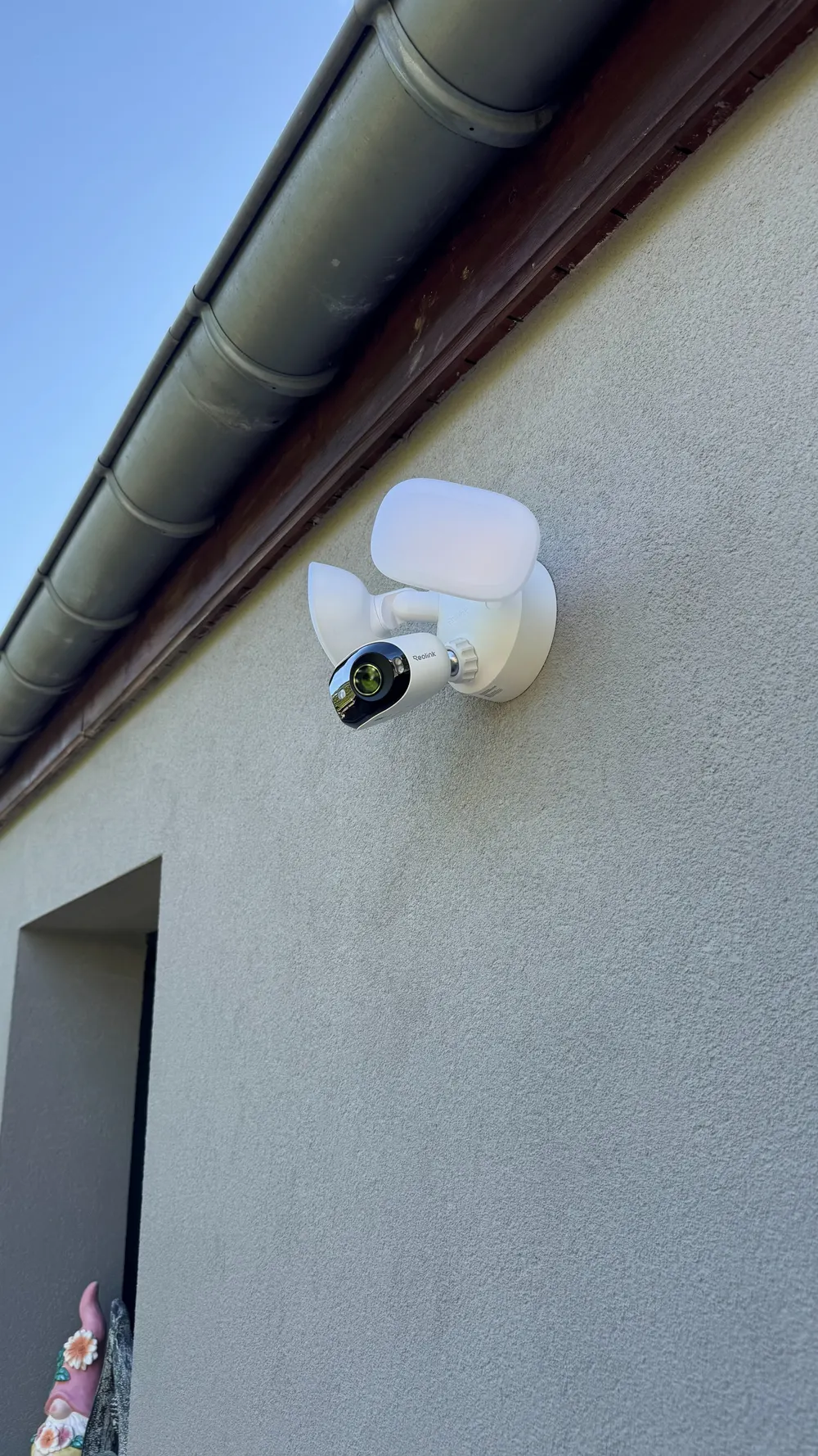 Caméra extérieure fixée sous le débord de toiture, à l'abri de la pluie