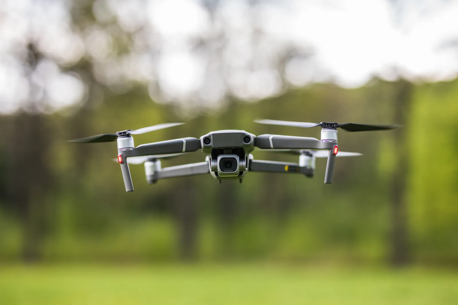 Drone DJI Mavic en vol stationnaire — outil utilisé pour le relevé photogrammétrique d'une maison lorraine à Teterchen en Moselle