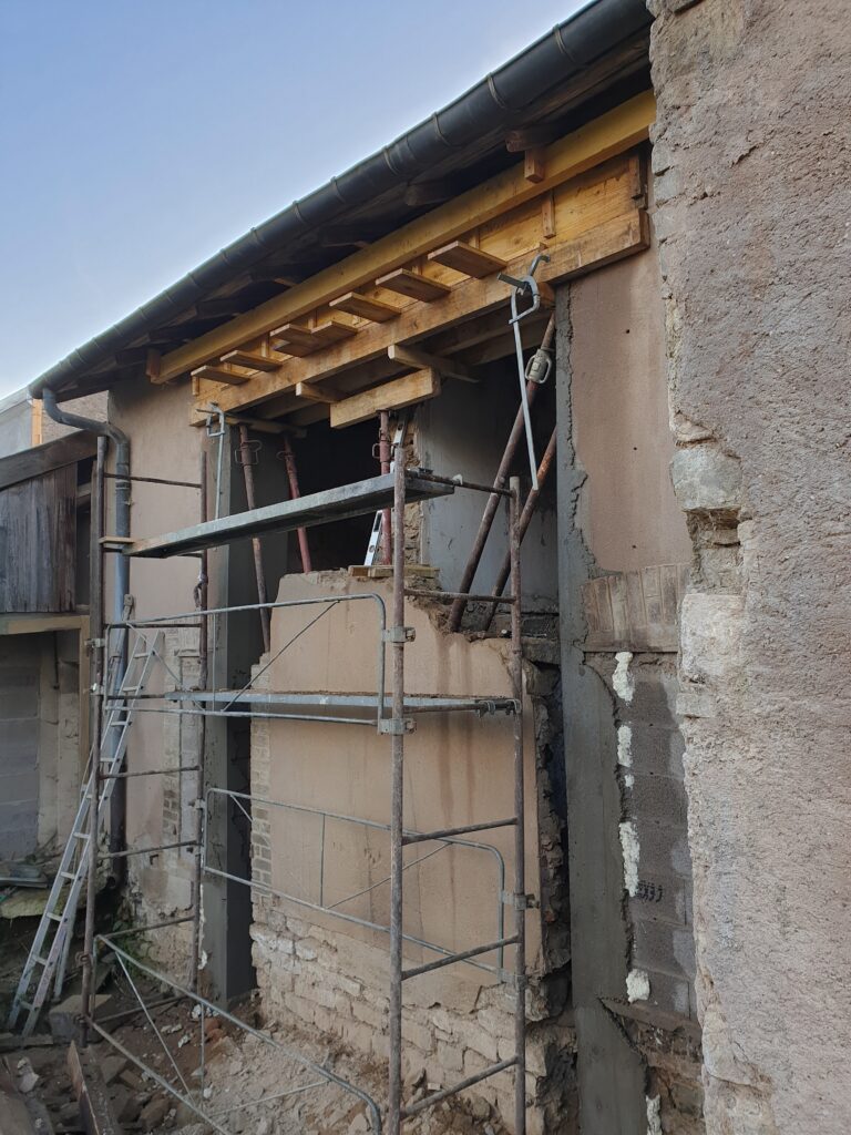 Coffrage bois traditionnel pour un linteau dans une ouverture de mur en pierre qui n est pas terminée