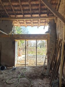 Coffrage bois traditionnel pour un linteau dans une ouverture de mur en pierre