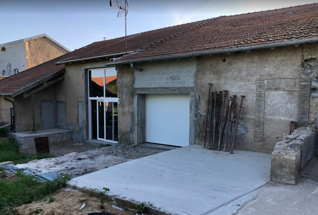 Porte de garage et porte de garage posées dans les ouvertures crées
